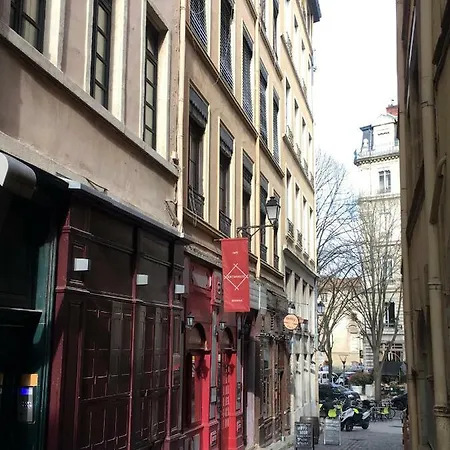 Standing Historic Apartman *