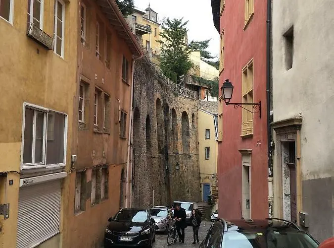 Standing Historic * Lyon