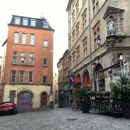 Standing Historic * Lyon